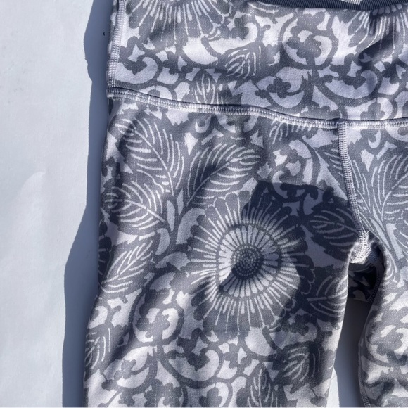 Lululemon Wunder Under Crop Legging Fossil Grey Beachy Floral w white Rare 6 - Picture 4 of 10